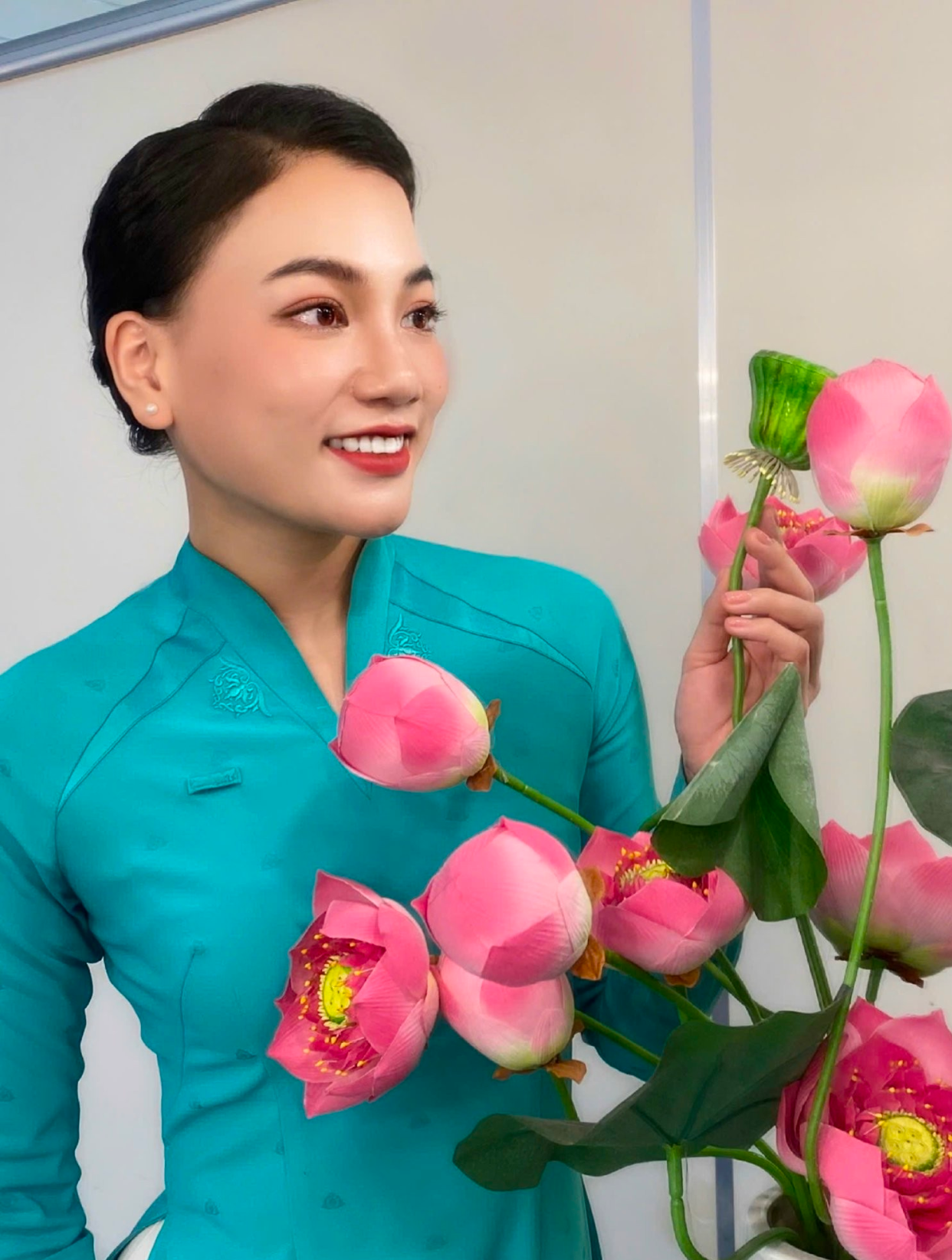 Ms. Uyên